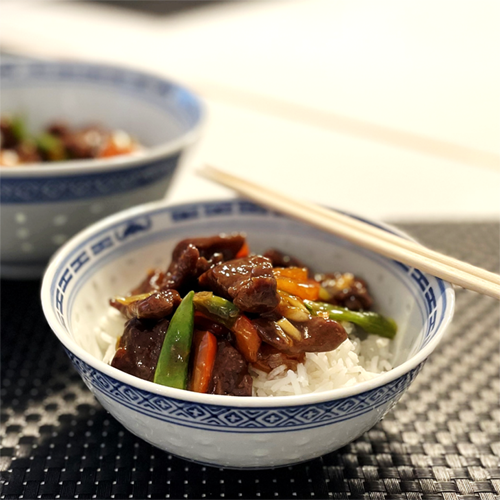 Stir-fry med oksekød, peberfrugt og sukkerærter